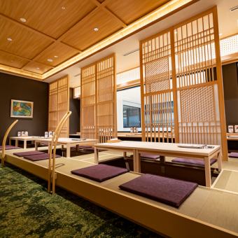 足を伸ばしてゆったりとお寛ぎいただける掘りごたつ式を採用しております。組子の仕切りによって程よくプライベート感があるため、周りを気にせずにお食事や会話をお楽しみいただけるのが魅力です。また、お席への出入りをサポートする手すりを設置するなど、おもてなしの心を大切にしております。