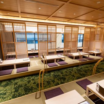 接待やお祝いなど、大切なシーンに最適な和の特等席をご用意いたしました。 足元を楽に伸ばせる掘りごたつ式のお座敷は、ご年配の方やお子様連れのお客様にも大変ご好評をいただいております。窓から差し込む光と、目に優しい緑のカーペット、そして美しい木目の天井が織りなす上質な空間でお料理をご堪能いただけます。
