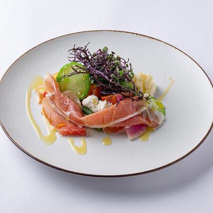 15種類のフレッシュ野菜とハモンセラーノ モッツァレラチーズと共に 亜麻仁オイル レモンドレッシング