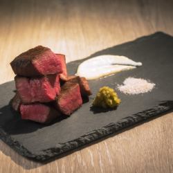 두껍게 썬 레어 쇠고기 탄 스테이크