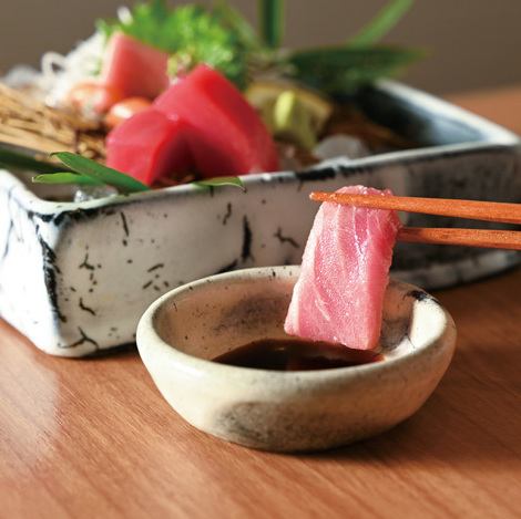 [Uoman boasts! Seasonal fish and vegetables procured from fishing ports and markets around the country] Compare three types of carefully selected sashimi, two types of bluefin tuna, etc.