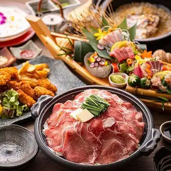 Seafood boat platter and grilled pork on a ceramic plate with our signature sea bream rice course [120 minutes (last order 30 minutes before)] 5000 yen (tax included)