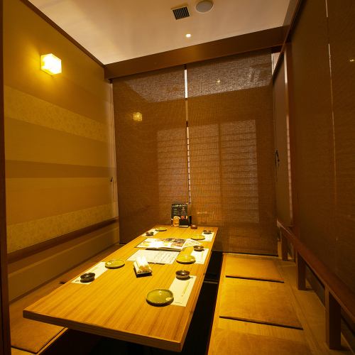 <p>【JR尼崎駅から徒歩1分の好立地♪】しっとり落ち着いた空間は、すだれの調節で4名様までの個室感覚空間から24名様まで対応可能の掘りごたつ個室に。大人数宴会にご活用下さい。</p>