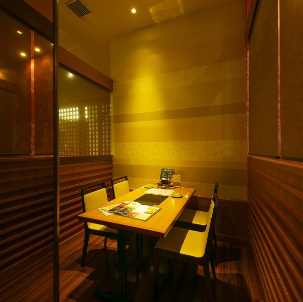 [Semi-private table seating] A relaxing and chic space for gathering with friends. Semi-private rooms for up to 6, 8, or 10 people are also available.