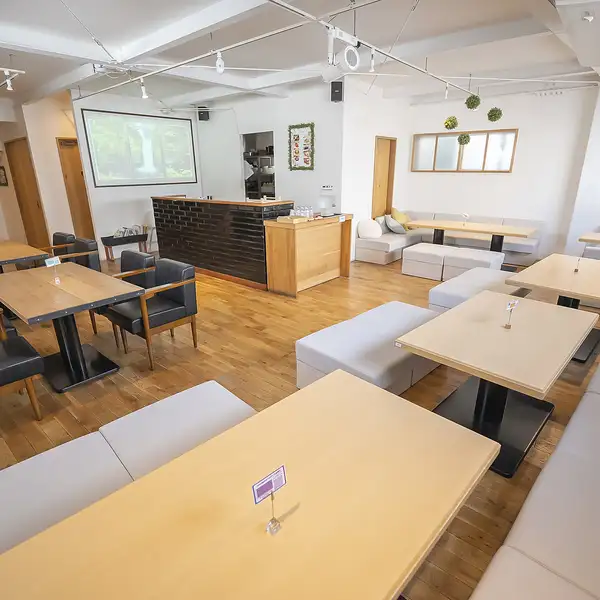 最大78席を誇る店内は落ち着きのあるオシャレな空間が広がっております。居酒屋のような騒々しさのない居心地の良い雰囲気でゆったりとお過ごしいただけます。ゆったり座れるソファー席や使い勝手の良いテーブル席をご用意しており女子会やご家族でのお食事など幅広いシーンでご活用いただけます。