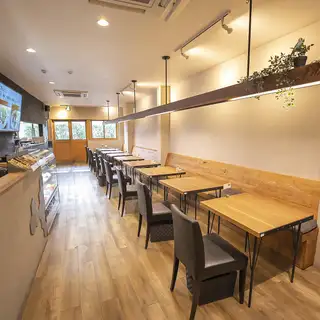 1階にテーブル席が2名×9卓ございます。