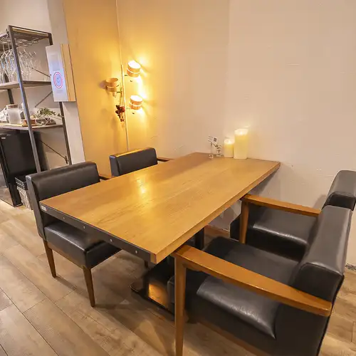 1階にテーブル席が4名×1卓ございます。