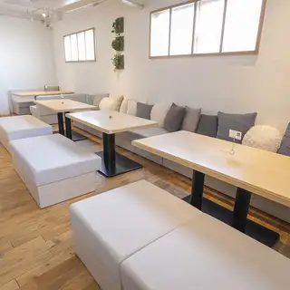 2階にソファー席が4名×4卓あります。