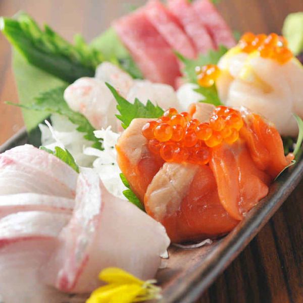 【直送鮮魚】その日の仕入れ状況により新鮮なものをご提供致します。鮮魚の盛り合わせは人気メニュー！