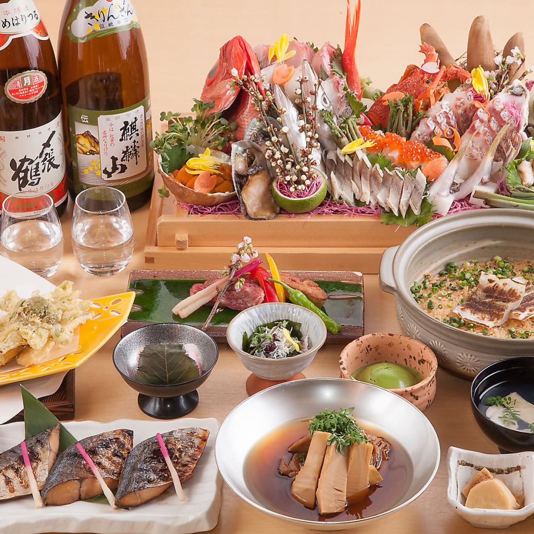 我们提供各种课程，您可以在这里享用使用时令食材的创意日本料理♪