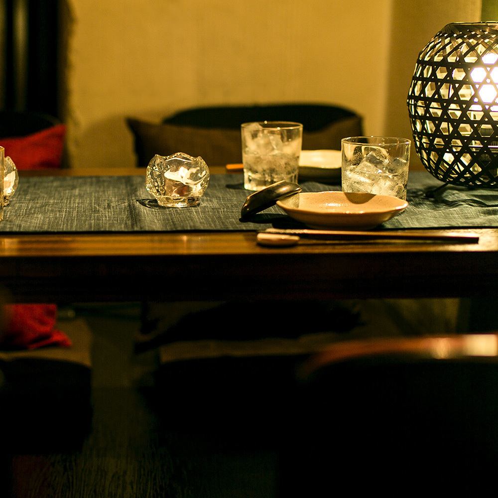 在平靜的日式現代餐廳享用美味的食物和清酒