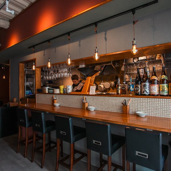 カウンター席もご用意しております。スタッフとの距離も近くお1人様もお楽しみいただけるお席です！様々なシーンでご利用ください。