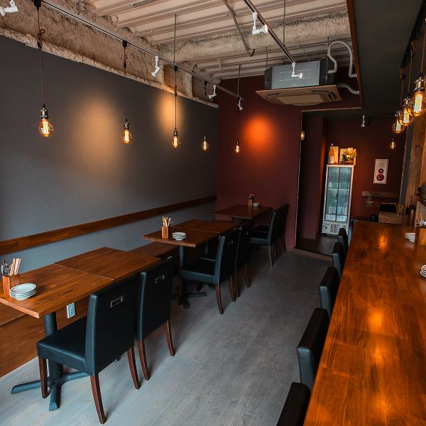 優しい雰囲気のあるおしゃれな照明に照らされたお席は心地よくお食事を楽しめる空間です。おしゃれな壁紙と相まって素敵なお席を演出いたします。