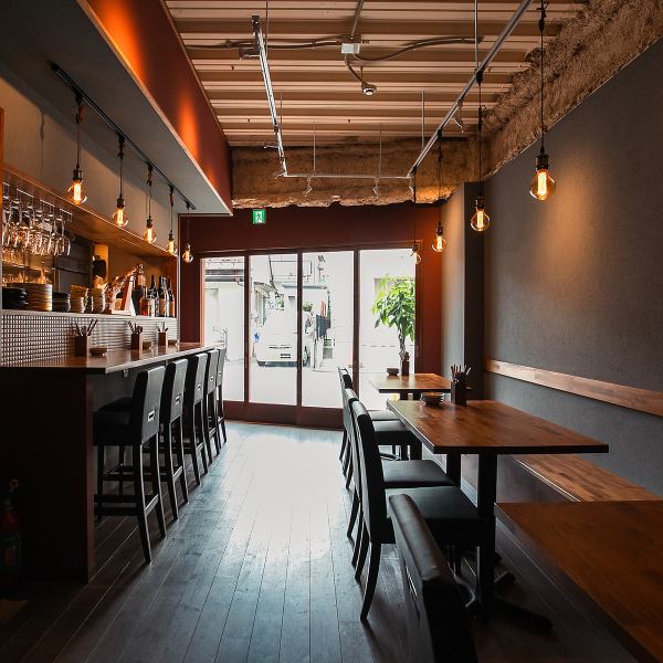 店内は温かみのあるお洒落な雰囲気で、女子会にも最適。貸切も可能です。お一人様やサク飲み、デート、大人数でのご宴会など、幅広くご利用ください。