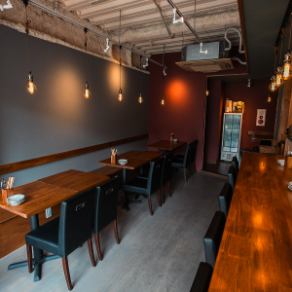 オレンジ色の優しい灯りに照らされたテーブル席。おしゃれなライトが印象的なお席です。デートやしっぽり飲みにもおすすめです。