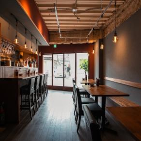 お酒が並ぶカウンター席ではしっぽり飲みにももってこいです。1日頑張ったご褒美に素敵な癒し時間をお過ごしください。