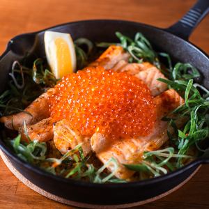 鮭ハラスとイクラの鉄板パエリア