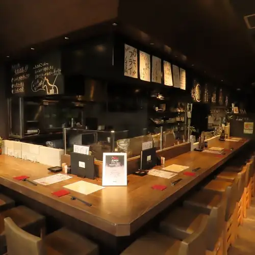 <p>《カウンター12席》お1人様やカップルデート、女子会など複数名のお食事までお使いいただけます。カウンターでは目の前で職人の技とサービスを見ながらお食事ができますのでお楽しみいただけます。</p>