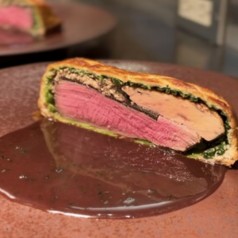 【主厨精选套餐】包含11道采用时令食材烹制的菜肴。