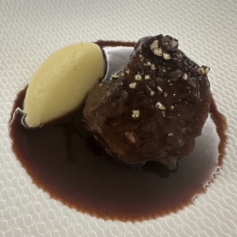 【仅限午餐的短套餐】套餐包含日本黑毛牛脸颊肉和新鲜时令鱼肉主菜。