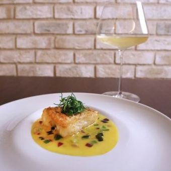 【仅限午餐时段的短途葡萄酒搭配课程】每道菜搭配四种由侍酒师精选的葡萄酒。