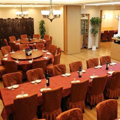 貸切30名様～最大65名様まで承っております。完全個室は4部屋ご用意があり、人数に応じてお部屋をご準備いたします。円卓は5名様～12名様までご利用可能です。※5名様以下の完全個室利用2000円、6名様以上のご利用は無料とさせていただいております。
