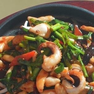 Stir-fried squid on an iron plate/Stir-fried fried pork with sweet and sour sauce