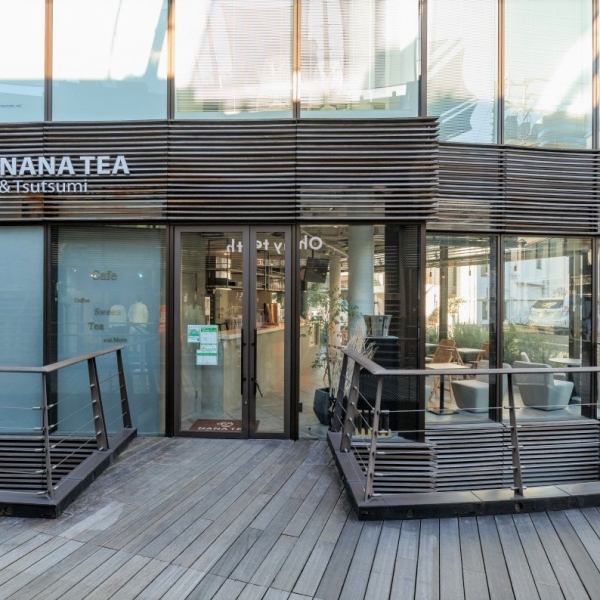 About 5 minutes walk from Omotesando Station B2 exit.The shop is located in the commercial facility "Portofino" in a quiet back alley♪ The wooden deck and all-glass exterior are the landmarks.