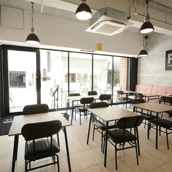 最大15名まで対応可能な店内は、ガラス張りの開放感と温かみのある照明が特徴。昼は自然光が差し込み明るく、夜は落ち着いた雰囲気で宴会や集まりにぴったり。健康を意識した仲間との食事会や、カジュアルなパーティーにもおすすめです♪テーブル席やテラス席もあり、会話が弾む心地よさです。