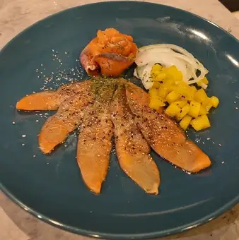 スモークサーモン SMOKED SALMON