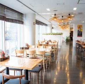 4人様掛けテーブルを4卓ご用意しております。光が差し込む明るい店内とシンプルな机と椅子でベトナム料理をご堪能下さい。