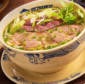特選牛肉フォー(香り高い牛骨スープに八角やシナモンが効いたエスニックな一品)