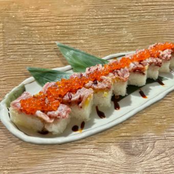 The ultimate in luxury! Meltingly grilled beef and melted salmon roe pressed sushi