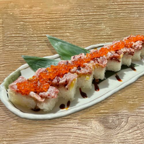 The ultimate in luxury! Meltingly grilled beef and melted salmon roe pressed sushi