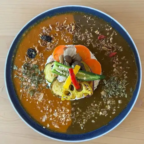 今月の8季のスパイスカレー「夏のマンゴーカレー&黒の竹炭カレー」