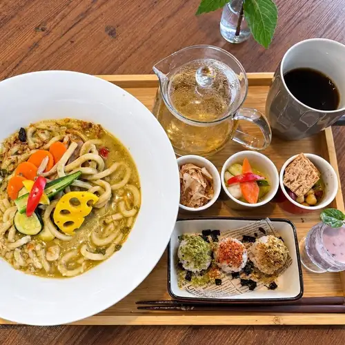 和出汁香る新緑のカレーうどん