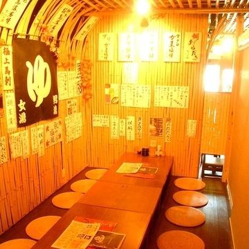 [Semi-private room for 10 people OK] The interior features a bamboo-like interior! The calm atmosphere of the digging tatami room is a semi-private room separated by a screen.The layout is also flexible, so you can have a banquet in a dugout seat according to the number of people ♪ It is a shop where you can take off your shoes and relax and drink.There are also partitions, so please use it for a small party or company banquet in a private room space ♪