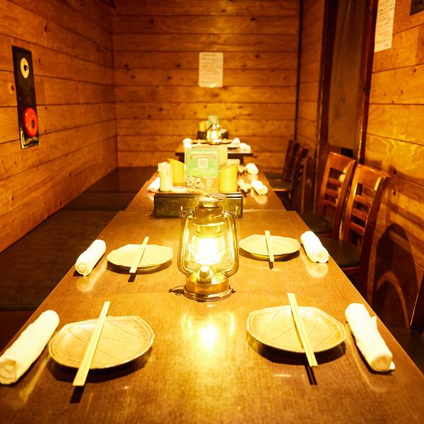 The interior of the store, which is based on black, has the feeling of a hideaway.The walls and atmosphere are just like a stylish mountain hut ♪ We also have private rooms for 2 to 28 people ◎ [Shinsaibashi/Namba/All-you-can-eat/All-you-can-eat/drink/Eating/drinking/Girls' party/Birthday/Welcome party/Farewell party/Chase Con / Group party / Party / Anniversary / Surprise / Namba / All-you-can-drink / Meat bar / Meat sushi / Vegetable wrapped skewers / Private room / Private room]