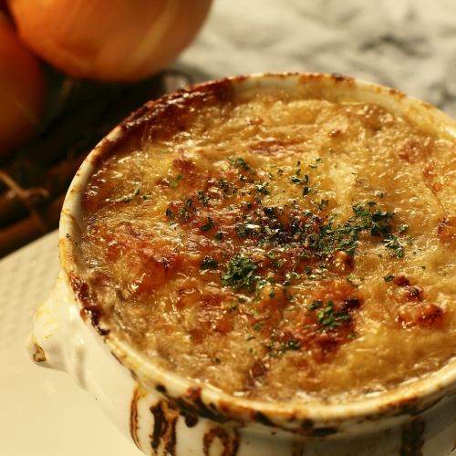 とろとろチーズと和牛テール肉のオニオングラタンスープ