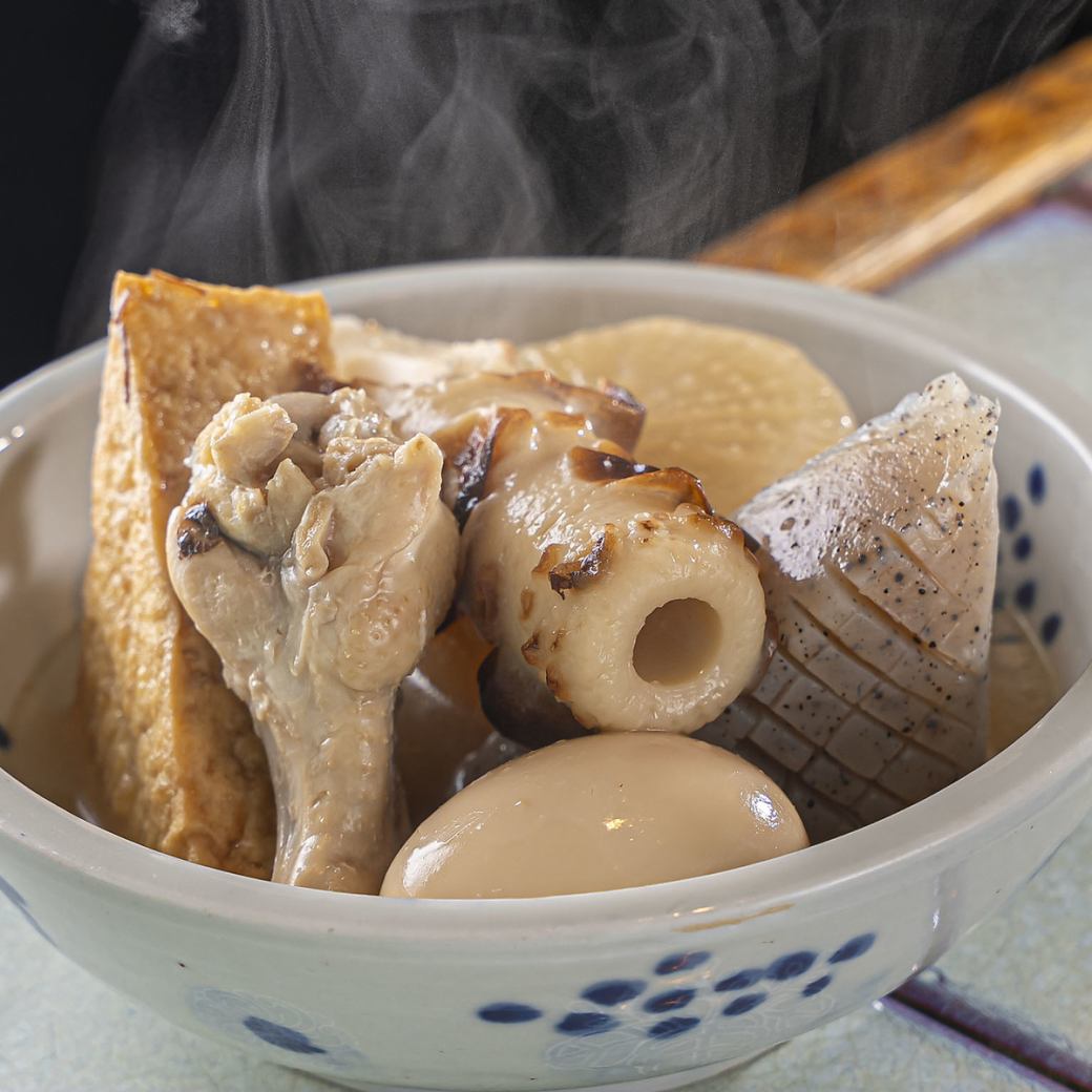 特製の出汁が効いたおでんに舌鼓