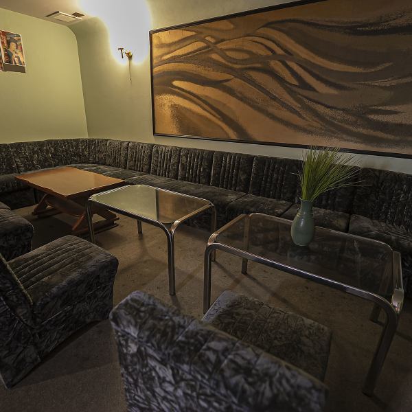 店内には広々としたテーブル席が設けられ、グループでの宴会にも対応可能となっております。落ち着きのあるトーンで統一された店内は、お食事や会話を楽しむのに最適な空間となっております◎気軽な集まりからしっかりとしたご宴会まで、店主こだわりの出汁のきいたおでんや各種料理とともに、楽しいひとときを演出します☆