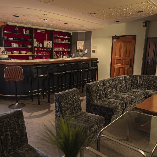 気さくな店主がお出迎えする店内はどこか懐かしさを感じさせつつ、穏やかで暖かな雰囲気がございます◎仕事帰りやちょっとしたお食事などにも気軽にお立ち寄りいただけますので、おひとり様はもちろんのこと、女子会や仲良し男子のグループ会、地域の会合やお疲れ様会などなど、様々なシーンでご利用いただけます。