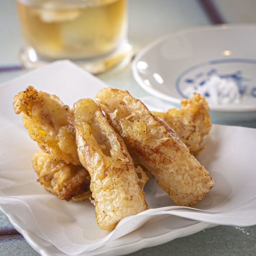 注文が入ってから揚げ始めます♪サクサク食感がたまらない「天ぷら とり天 ちくわ天盛り」 500円(税込)