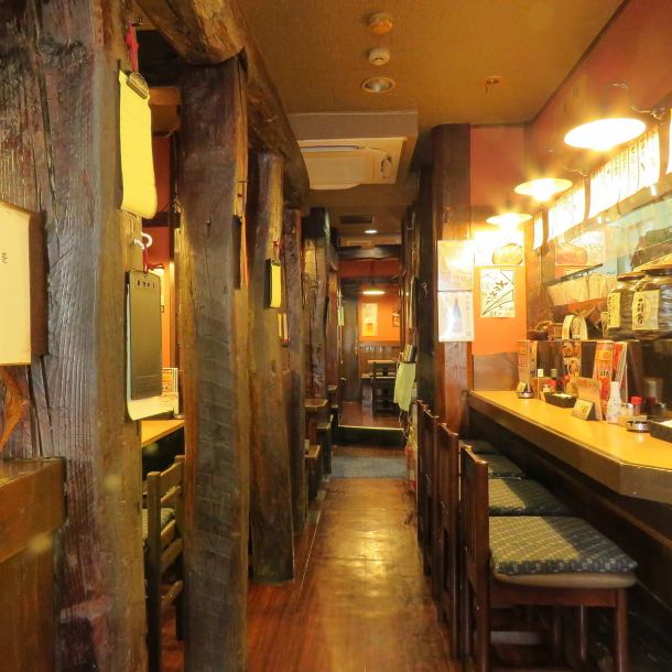 [Old nostalgic izakaya]老式餐廳上面有各種各樣的海報，使其成為老式的居酒屋氛圍。這是一個居住在當地Shinsugita地區多年來一直是社區居住的居酒屋，以及辦公室工作人員，所以它也被用於家庭，夫妻和朋友之間的飲酒派對。