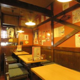 [表：4个座位（6个桌子）]这是一个在当地Shinsugita地区已经存在多年的居酒屋，因此建议家庭，夫妻和朋友之间的饮酒派对。对于宴会数量较少的团体，建议使用“半个私人房间/桌子座位”。◎还提供所有可以饮用的课程。