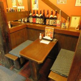 【テーブル：2名席（1卓）】お一人様・常連様・カップルにおススメのお席です。古民家風の壁と様々なポスターが昔ながらの懐かしいＴＨＥ居酒屋の雰囲気です。