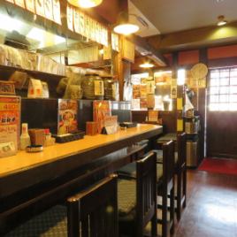 [Total 10 seats at the counter] Recommended for singles and regulars.Old-style house-like walls and various posters are the atmosphere of the old-fashioned THE Izakaya.