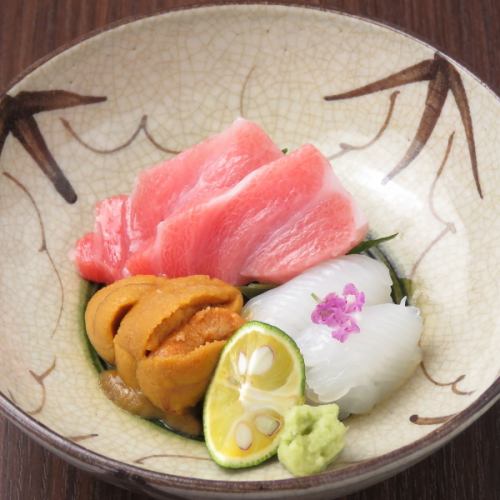 sliced ​​raw fish