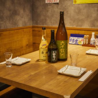 カウンター席は料理人との距離が近く、焼き場のライブ感を楽しめる人気のお席。テーブル席は少人数にちょうど良く、友人や同僚とのカジュアルな食事におすすめです。