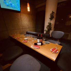 テーブルを囲むようソファの組み合わもＯＫ。ソファー席は半個室感覚で使っていただけます！小グループにおすすめ☆